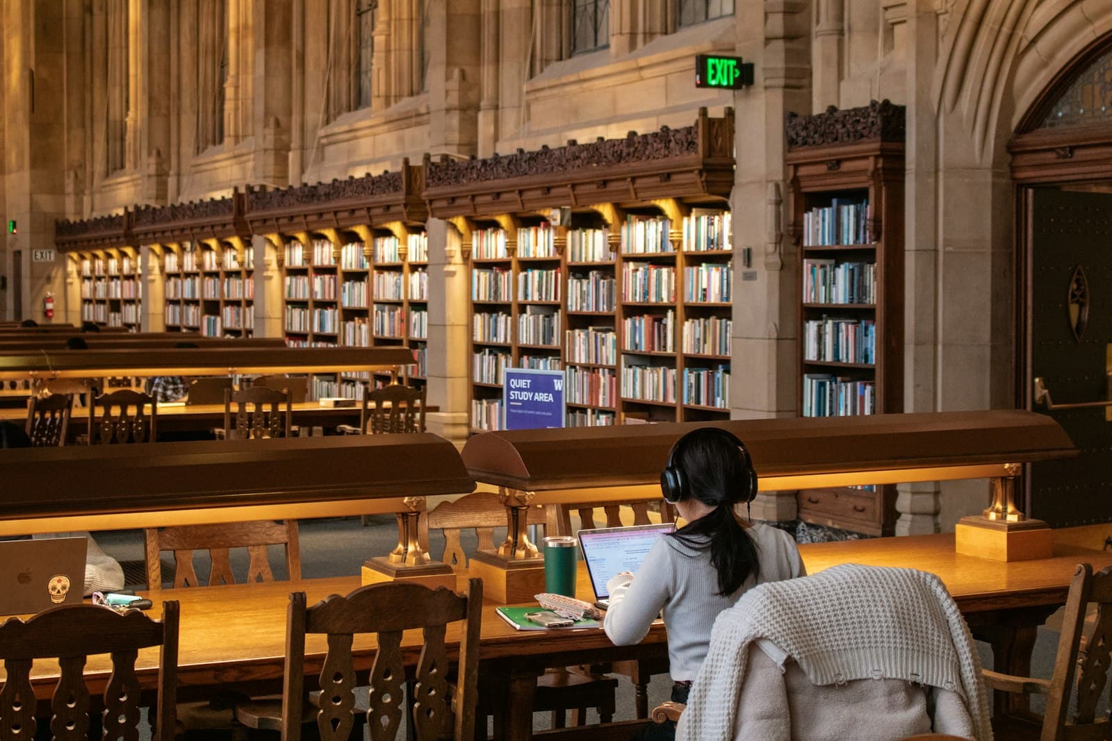 図書館で就活ノートを開く学生